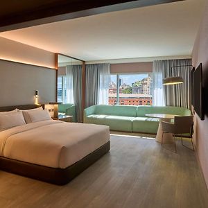 Deluxe  Queen Room Mobility accessible