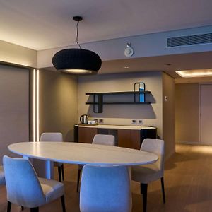 One-Bedroom Corner King Suite